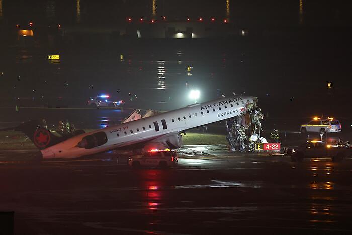 Air Canada plane collides with a fire truck on the airport runway: pilot and co-pilot dead