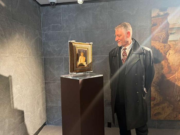 The "Ecce Homo" returns to Italy, Minister Giuli at Sotheby's in New York to bring it home.