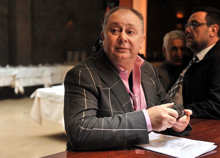 Protests against Lele Mora, guest at the archaeological park of Morgantina: "Cultural event, he has nothing to do with it"