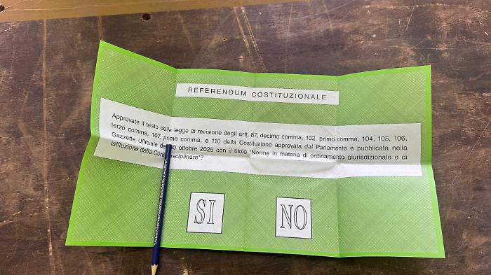 Referendum, with the polls closed the first exit polls arrive: the "No" is at XX percent. Record turnout, the counting begins.