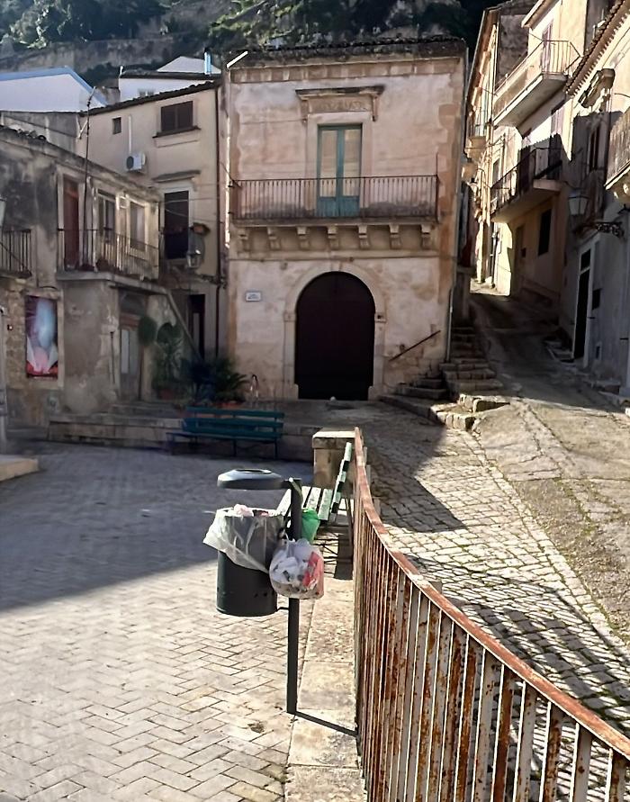 Scicli, hard times for the uncivil. Controls on waste disposal are increasing.