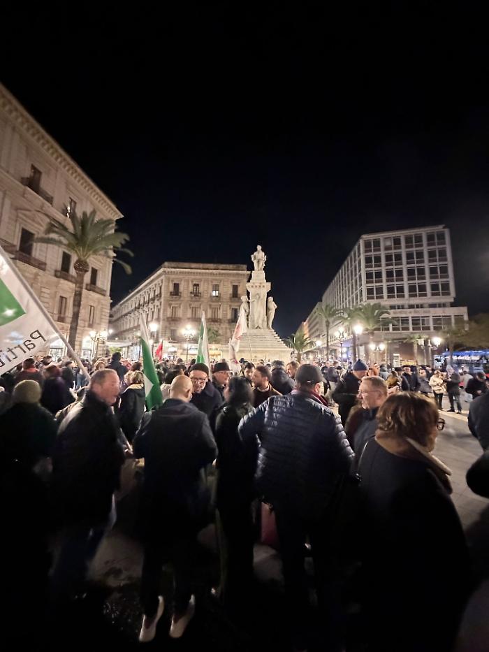 The celebration of the "Yes" front in the squares of Palermo and Catania: "A response to the way the right builds consensus"
