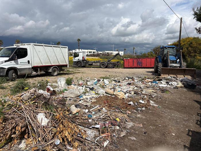 Santa Maria del Focallo in the Ragusano area has been cleaned up from waste, as environmental operators intervene against incivility.