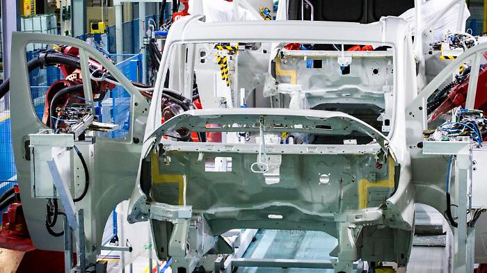Cars, Europe restarts in February: +1.7% registrations