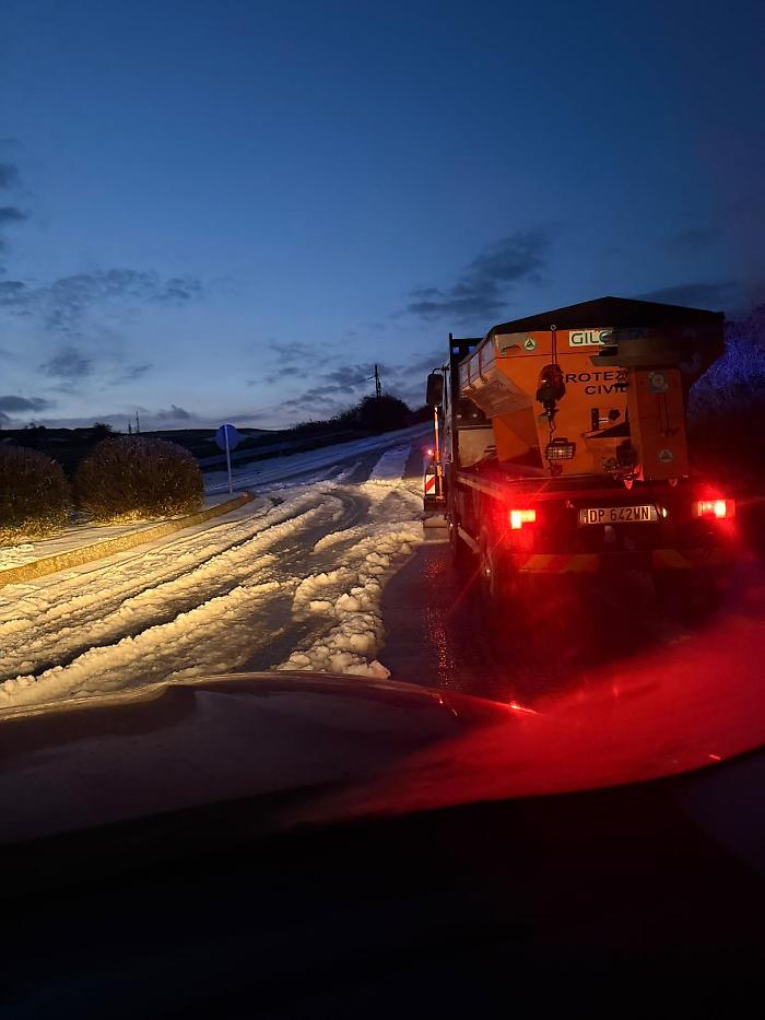 In the mountainous areas of Ragusano, civil protection is taking action to clear the roads of sleet.