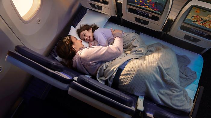 Economy that becomes a bed: United bets on the 'Relax Row' and raises the bar for long-haul comfort.