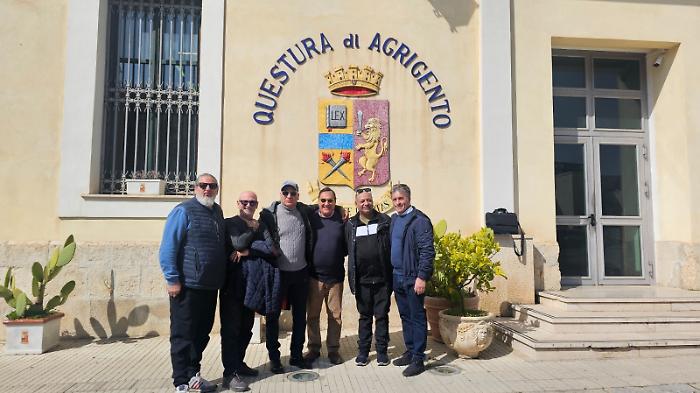 The silence that screams in the square: the deaf residents of Agrigento raise their voices against indifference
