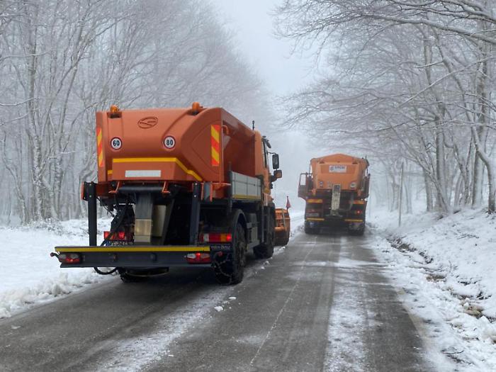 Snowplow in action on the Sp Caronia-Capizzi