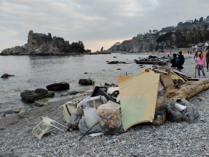 Alarm in Isolabella: "Tourists among the garbage"