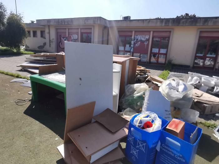 Comprehensive "Nicolosi" closed to students but not to thieves and vandals