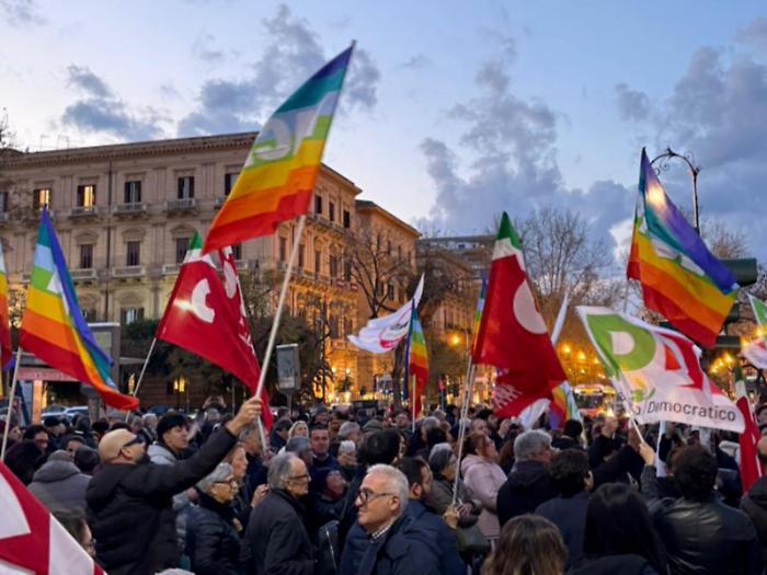 In Sicily, an avalanche of No: 61% in the center and suburbs uniform (but not in voter turnout). However, in 51 municipalities, the Yes wins.