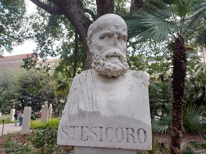 Catania, the case of the "illustrious men" without noses: destroyed statues