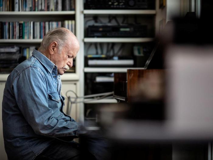 The parliamentary term of Pci's Gino Paoli: the honorable who thought about music and youth