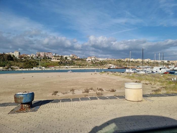 Port of Gela, the never-ending story: repeated sampling, works that do not start