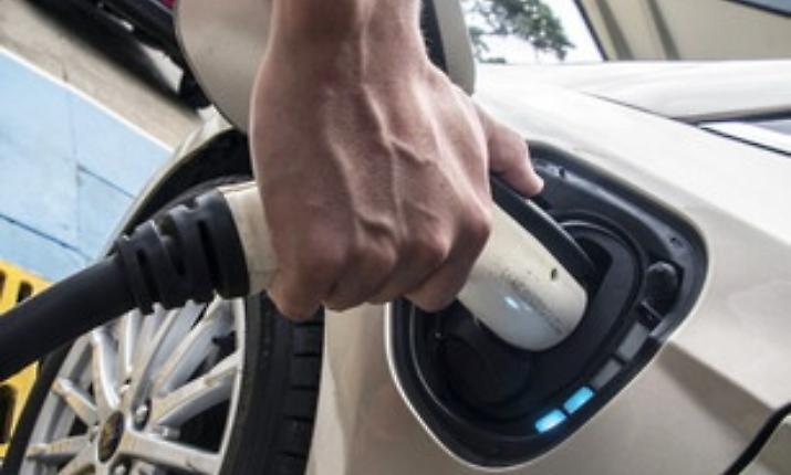 Female presence in the car market stabilizes: 41.7% of new cars, more hybrids and less spending