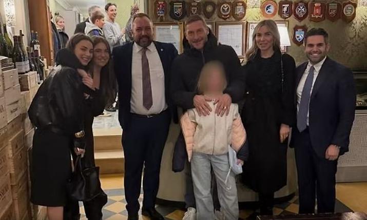 "Ten" in pink: Francesco Totti's dinner for Isabel that tells the story of a changing family